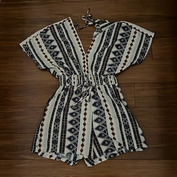 Geo Print Batwing Sleeve Shirred Knot Front Romper - Picture 4 of 5